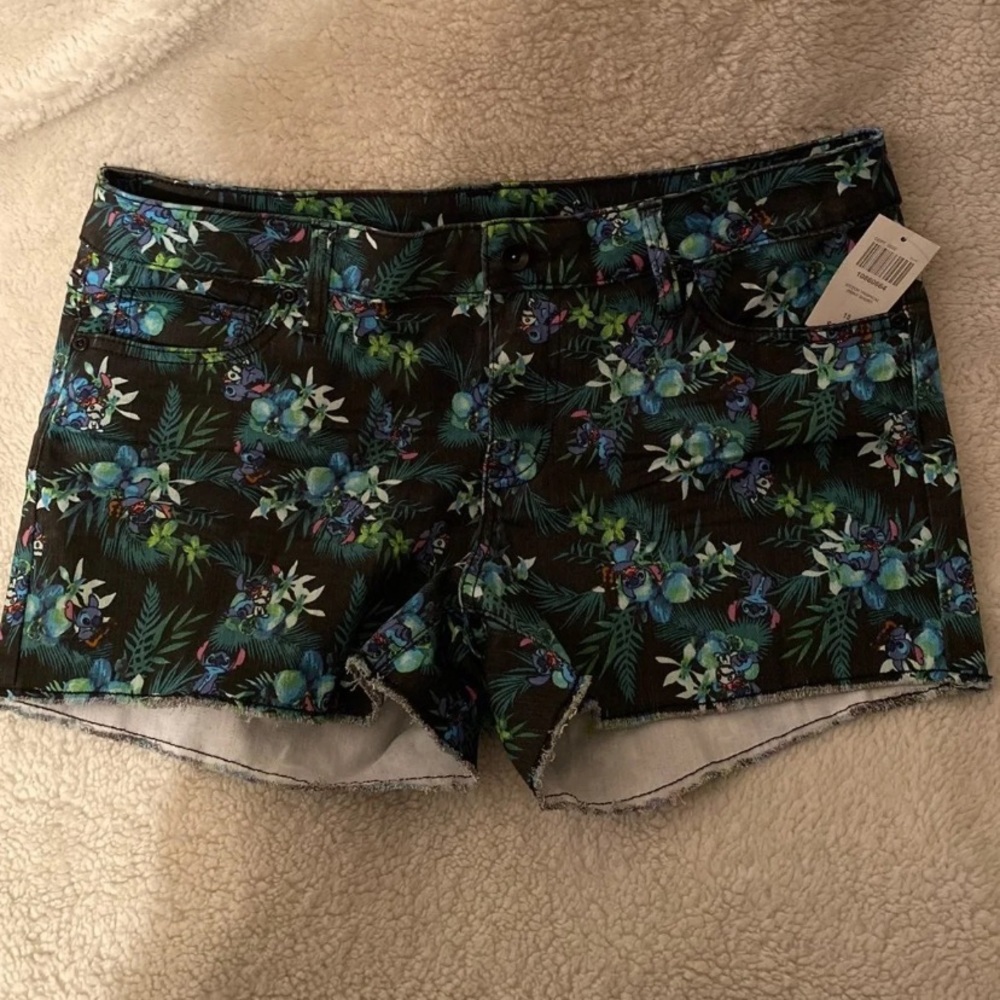 NWT DISNEY WOMENS STITCH SHORTS